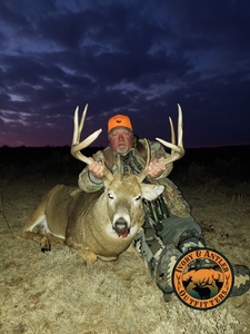 Jim%20Humphries%20Whitetail%20Buck%20-%20Early%20Season%20%281%29.JPG