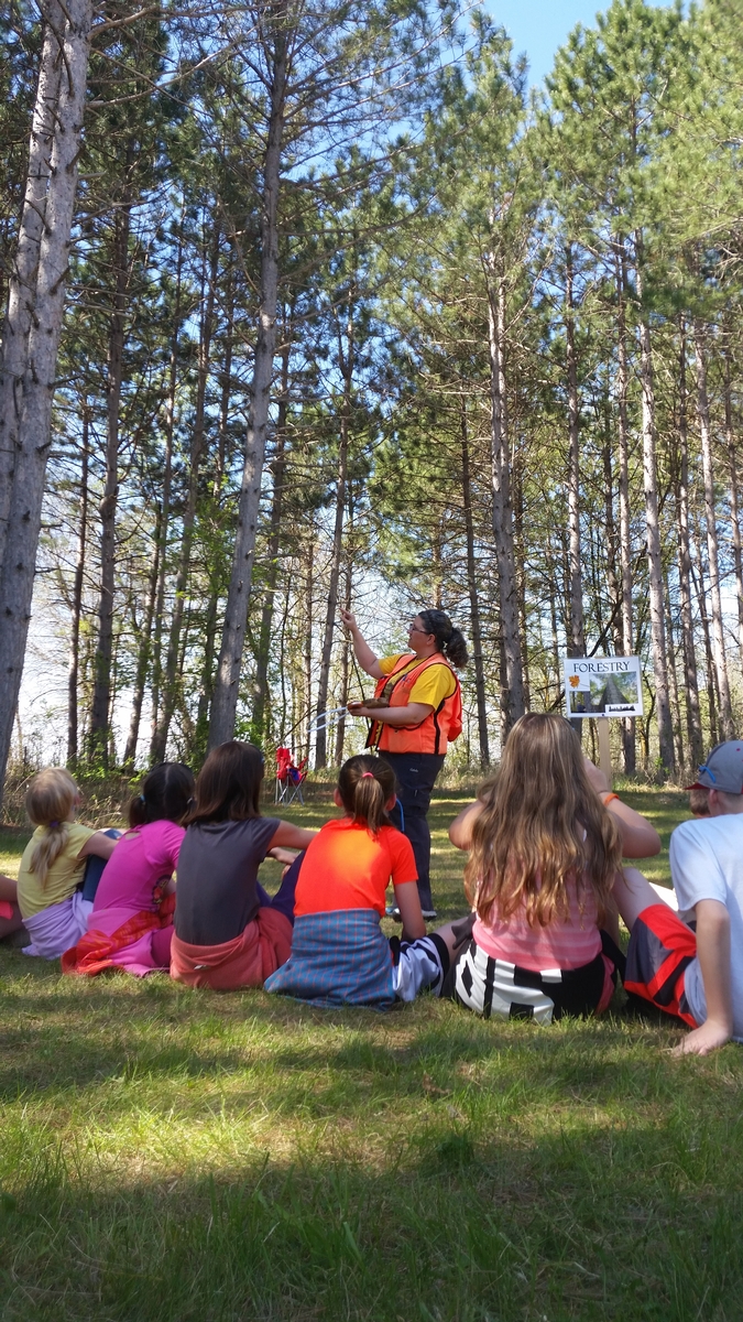 Image of 5th graders at conservation days.