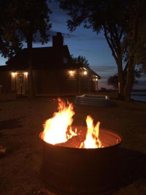 lakeshore-lodge-fire-pit.jpg